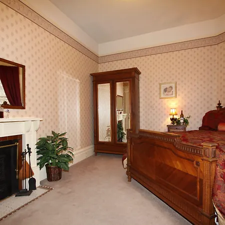 Hennessey House Bed And Breakfast-3